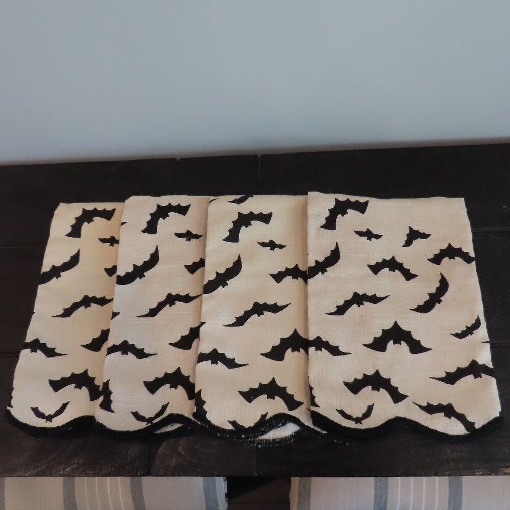 Cynthia Rowley Linen Scalloped Edge Bat Napkins (NWOT)
